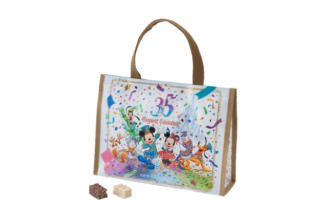 アーモンドチョコレートバー 1,500円｜高さ約19.5×幅約26.5×マチ約8cm｜内容量：28個（ミルク14個、ホワイト14個）｜東京ディズニーリゾート35周年“Happiest Celebration! ”スペシャルグッズ