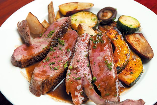 関西「個性派肉」の名店／BISTRO◎BACCHUS（新町）　フランス・シャラン産鴨のロースト 3800円