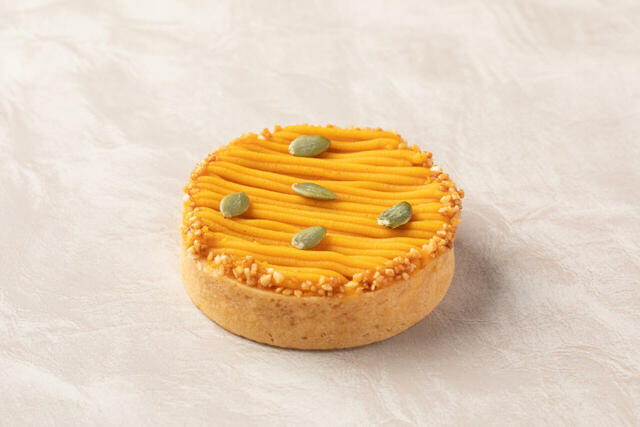 「パンプキンタルト（約8cm）」＜価格：580円＞【「モンブランの食べ比べボックス」や「秋の新作スイーツ＆ブレッド」も！グランドハイアット東京に“秋の極上スイーツ”が勢揃い！】