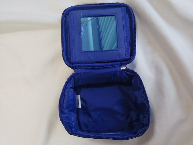 最初はミラー部分に青いセロハンがついているので、取り外す