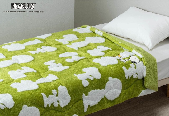 【PEANUTS】「PEANUTS キルトケット」価格:¥8,800(税込)、サイズ:140cm×200cm、カラー:ベージュ、グリーン(写真)