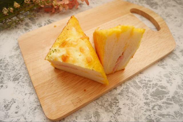 【ヴィ・ド・フランス クロックムッシュ】ハムやチーズがはさまっている