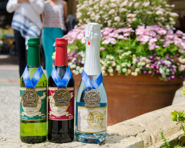 東京ディズニーシー15周年記念ラベルワイン｜スパークリング ハーフボトル ¥2,800、白・赤 ハーフボトル 各¥2,000