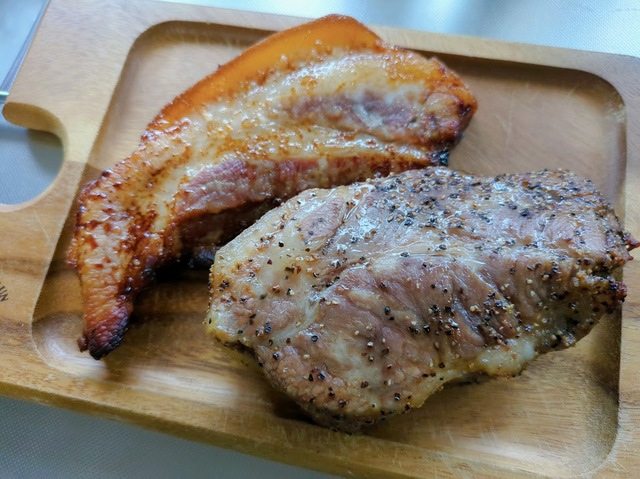 【ダイソーグッズで自家製ベーコン作り】左奥が塩麹豚バラベーコン、右手前がシチリア産岩塩＋あらびきコショーの豚肩ロースベーコン