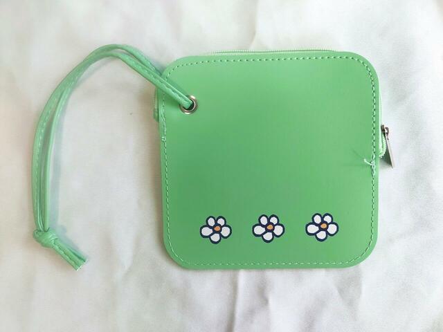 お花のイラストが3つ描かれた裏側のデザイン