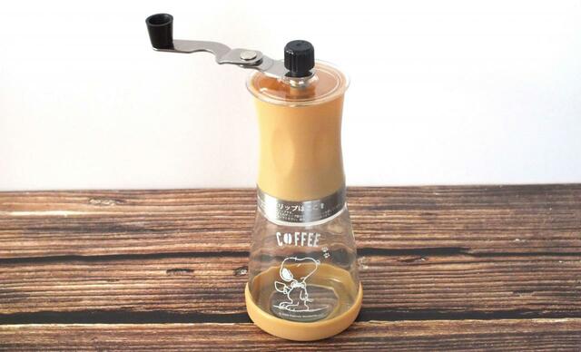 【MonoMater（モノマスター）9月号増刊】コーヒーミル全体のおよその大きさは、高さ18ｘ幅12.5cm（ハンドルを延ばした状態）重さは約255g。