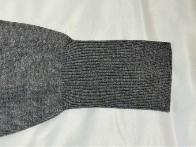 【AMERICAN HOLIC　クルーネックニットワンピース】袖口はリブ素材。腕まくりをすると袖が落ちてきません