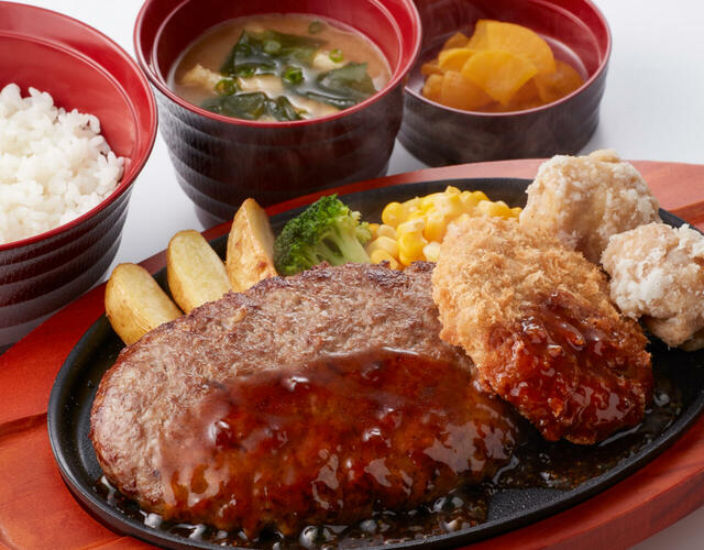 「グランてりやきハンバーグ＆唐揚げコロッケ定食」＜価格：839円（税込922円）＞【【ジョイフル】秋冬グランドメニューに「国産紅ずわいがに」使用のクリームコロッケや宮崎名物「チキン南蛮」が仲間入り！】