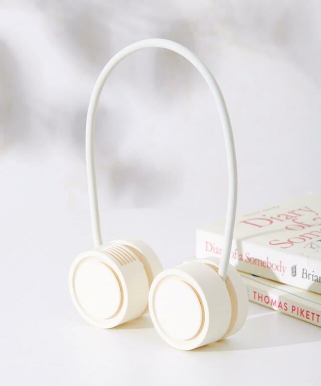 【3COINSの暑さ対策グッズ売上ランキング 4位】「ロールネックファン」2,200円（税込）