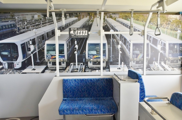 壁面には歴代車両が並ぶ大型写真がある