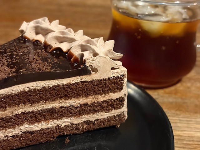 【コメダ珈琲店 氷点下ショコラ】天面のガナッシュとチョコクリーム、チョコスポンジのレーヤーが美味しそうですね