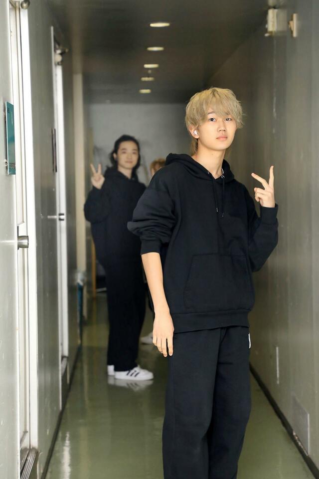 遠近法でピースをしてくれるNITTA SOMA、MIZUKI