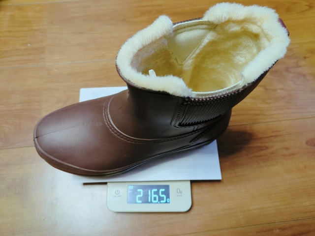 【ワークマン　レディース防寒EVAレインブーツ】重さはMサイズ・片足で約216g（筆者実測）。防水なのに驚きの軽さ！