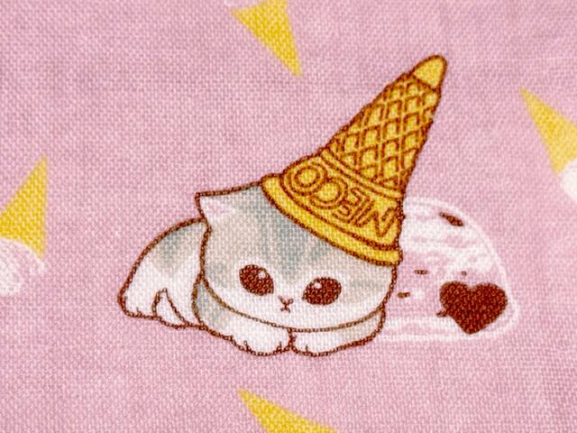 右下部にはコーンを被ったにゃんこのイラストプリント入り