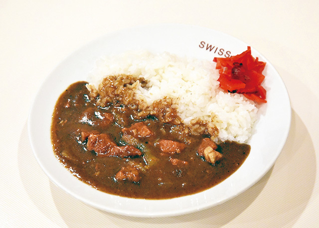 洋食すいす（新橋）　ポークカレーライス 600円　シンプルながらもしっかりと肉の旨みを感じられ、ホッとできる昔ながらのカレーライス。