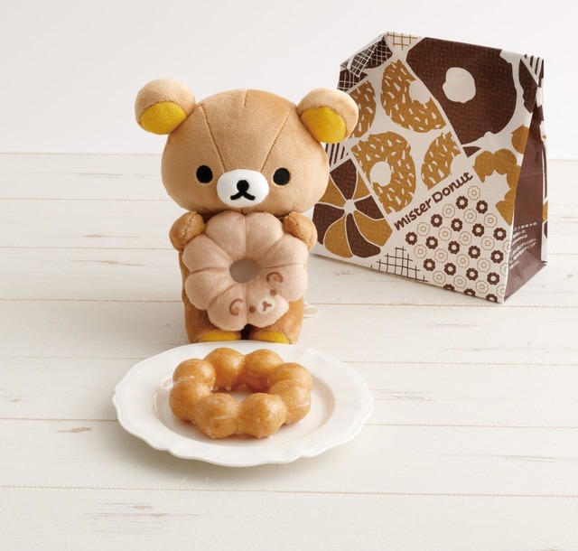 【リラックマ×ミスタードーナツ】「ドーナツまくまくぬいぐるみ」4,180円／ポンデリングを持ったリラックマがかわいい！