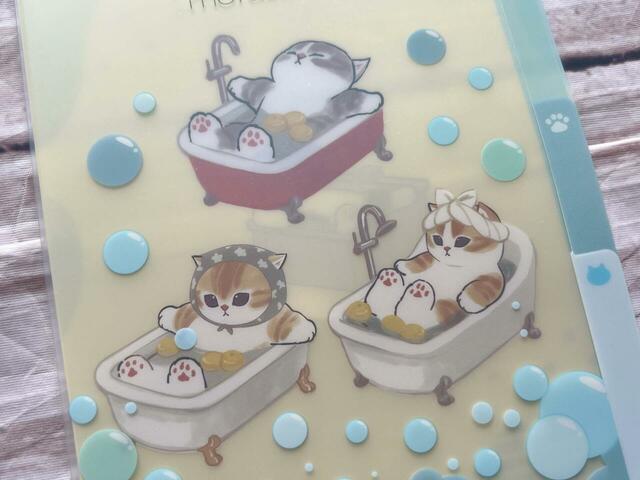 お風呂に入るにゃんこたちのイラストデザイン。泡の模様もかわいい♪