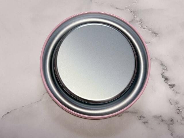 スチール製のトレイ。裏面はシルバー