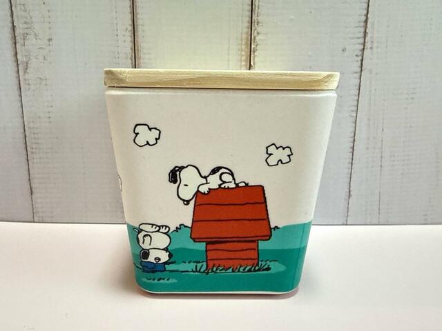 【カルディ×PEANUTS/スヌーピー バンブーコンテナ】でも当のオラフはひっくり返ったまま。のんびり屋のオラフの性格がよく表れています…!