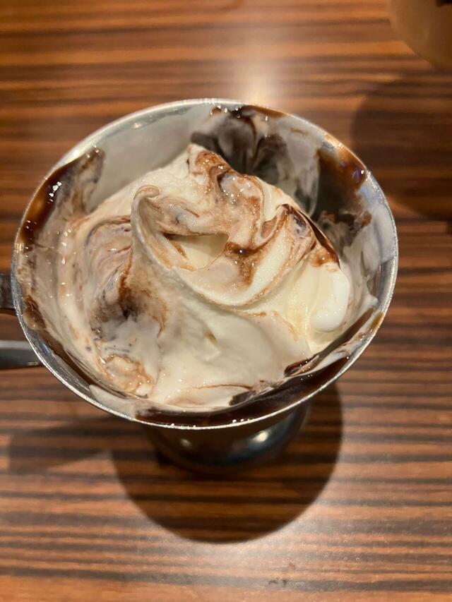 ソフトクリームの上部分を食べおえたが、まだソフトは残っている。そこで…