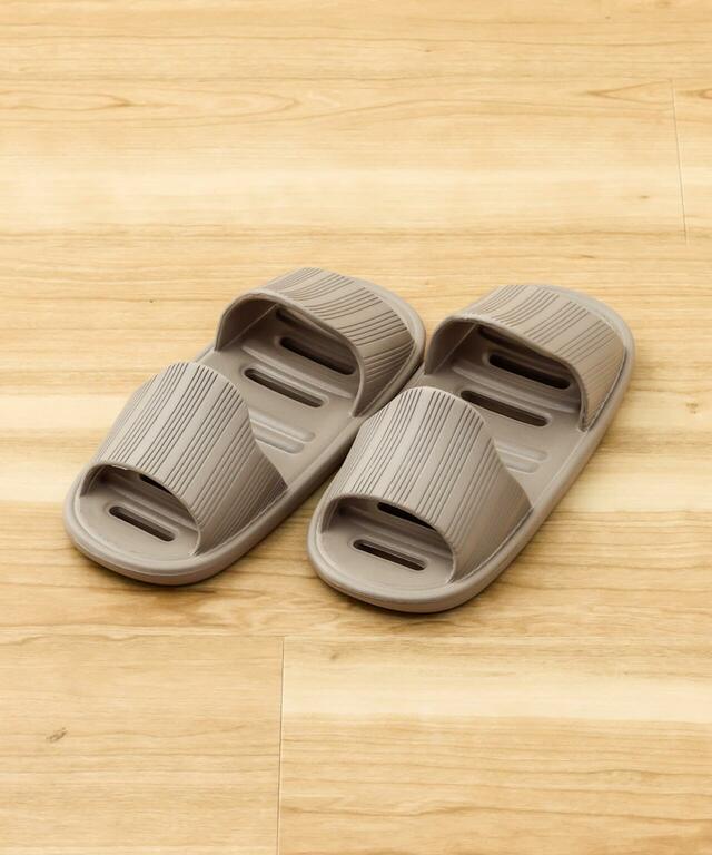 【3COINS×新生活おすすめグッズ】「両履き軽量スリッパ」550円（税込）前後のどちらからでも履ける便利なスリッパです