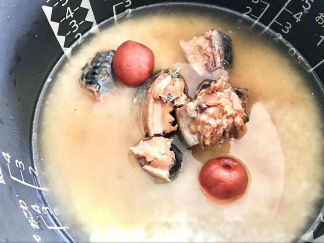 【鯖缶アレンジレシピ　鯖缶と梅干しの炊き込みご飯】梅干しは種付きで入れる