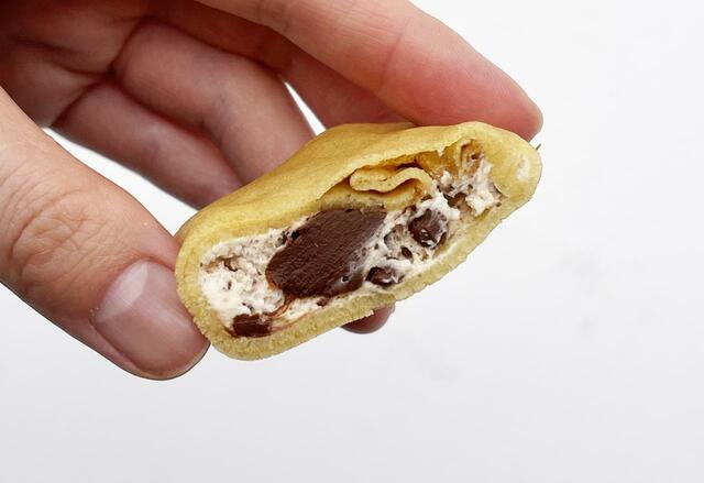 【ローソン】クレープの優しい食感に加え、チョコの食感・味を楽しめる楽しいスイーツです