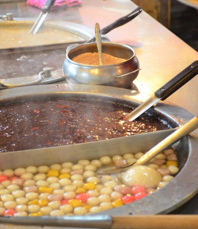 艋舺公園の西側の通りにある「三六圓仔店」の伝統スイーツ