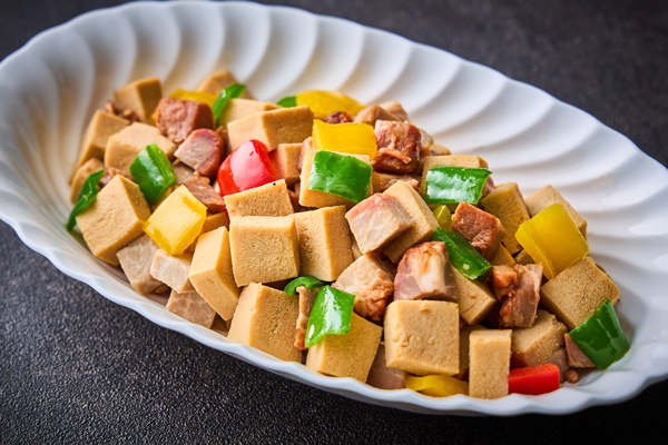 「会津凍み豆腐と叉焼の和え物」＜期間：2026年4月6日～4月26日＞【福島の伝統料理＆名物グルメが勢ぞろい！ホテルメトロポリタンで「産地と技の饗宴 ふくしまフェア」開催！】