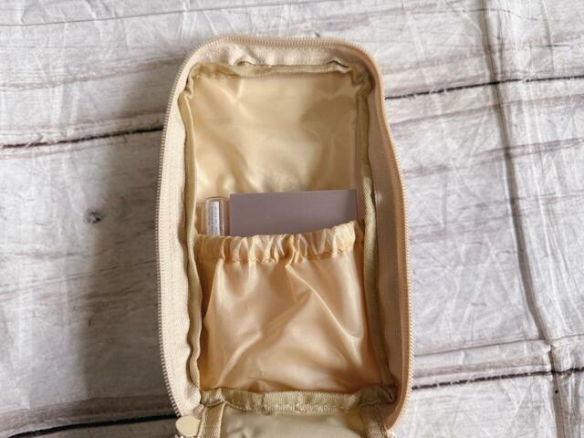 前面側のポケットにはアイシャドウパレットとペンシルアイシャドウを収納