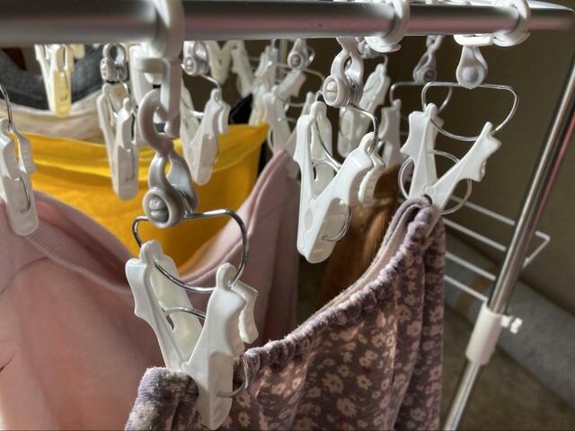 【カインズ 楽カケ アルミ大型洗濯ハンガー 48ピンチ】引っ張って洗濯物を取り込むことができます