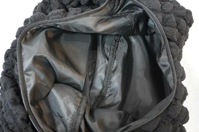 中はブラックの裏地